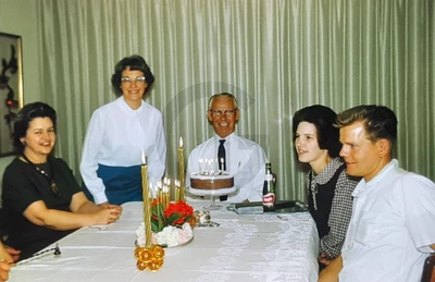 Vovô tendo um pouco de vinho ondulado com seu bolo de aniversário: década de 1960 35mm slide - Imagem 1 de 4