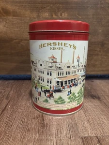 VINTAGE 1990 HERSHEY'S KISSES 6" CONTENITORE DI LATTA CON COPERCHIO #4 IN SERIE HOMETOWN - Foto 1 di 6