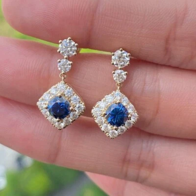 Pendientes colgantes colgantes de zafiro creados en laboratorio de corte redondo de 3 quilates enchapados en oro amarillo de 14 quilates Foto 1 de 4