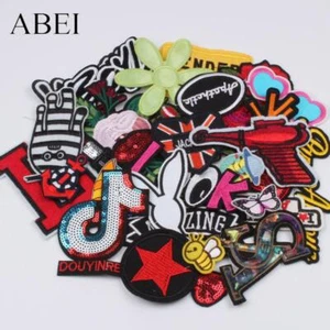 100pcs/lot Random Mix Sew-on Iron On Patches Fashion Embroidered Badge Clothes - Picture 1 of 12