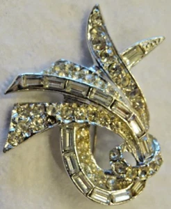 PIN DE HOJAS FORMAL DE NOCHE DE LUJO PEDRERÍA BLANCA Y METAL PLATEADO DE COLECCIÓN  - Imagen 1 de 3