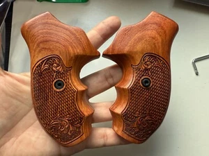 Empuñaduras Premium para Ruger SP 101 Empuñaduras de mango hechas a mano Flor Grabada Madera Padauk - Imagen 1 de 8