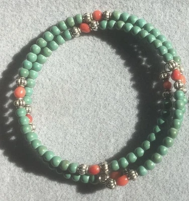 Pulsera de alambre de memoria turquesa, cuentas de coral, citrino facetado y plata tibetana Foto 1 de 4