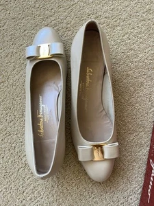 Salvatore Ferragamo LILLAZ Pumps niedriger Absatz Leder Vara Band 9,5B US beige - Bild 1 von 8