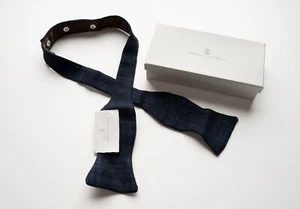 Nuevo en caja Brunello cucinelli a cuadros azul marino lana lino seda hecha a mano arco ajustable - Imagen 1 de 4