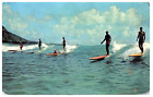 Carte postale Waikiki Surfers Riding the Waves in Hawaii 1957