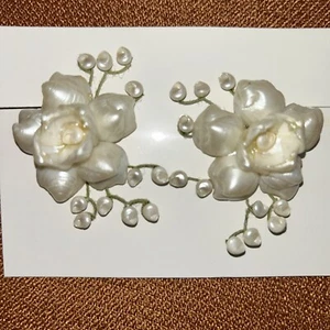 Vintage 1950's Handmade Seashell Clip On Earrings - Iridescent Gardenia White - Picture 1 of 2