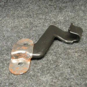 Soporte de gancho de montaje de panel de puerta derecha Stratus Coupe SXT 2004-2005 metal OEM 63846 - Imagen 1 de 2