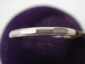 ALLIANCE ACIER INALTERABLE DEMI-JONC FACETE 2 MM VINTAGE 50 NEUF T 47 - Foto 1 di 2