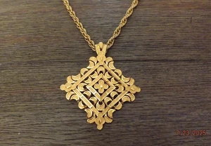 CROWN TRIFARI Vintage GOLD STATEMENT NECKLACE 28" Chain - Picture 1 of 9