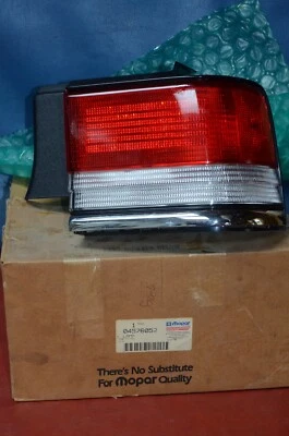 Nuevo de Lote Antiguo Chrysler LeBaron 1992-94 Sedán Derecha Exterior Luz Rojo Transparente con Cromo Foto 1 de 4