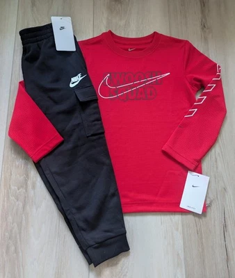 Nuevo con etiquetas Conjunto de camiseta y pantalones deportivos cargo Nike para niños talla 6 negro/rojo mangas largas Foto 1 de 4