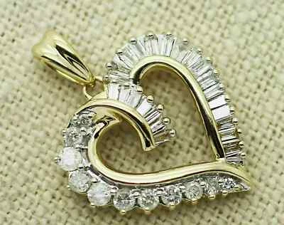 Colgante corazón amor diamante talla redonda y baguette de 1,50 quilates chapado en oro amarillo de 14 k Foto 1 de 4