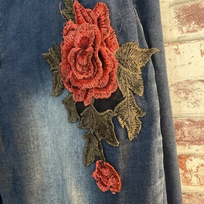 Pantalones de mezclilla para mujer Between Us 22W Plus desgastados bordados rosa elásticos 22 W Foto 1 de 4