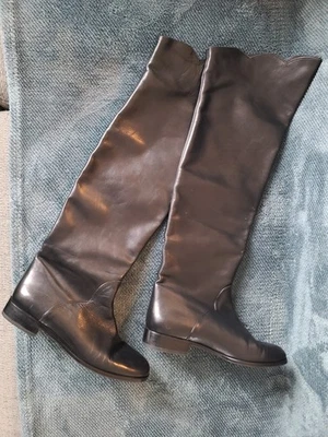 YVES SAINT LAURENT Botas festoneadas vintage de cuero negro sobre la rodilla. talla 8, usado en excelente estado! Foto 1 de 4