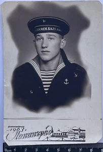 Zärtlich gutaussehender junger Mann attraktiver Kerl niedlicher männlicher Matrosen altes Foto - Bild 1 von 3