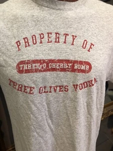 Camiseta de tres aceitunas vodka tres -O- gris bomba cereza grande aspecto vintage - Imagen 1 de 9