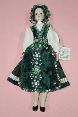 Muñeca de arte popular húngara vestido con cuentas 11" porcelana pintada a mano kistamas usada en excelente estado con etiqueta Foto 1 de 4
