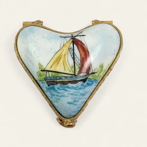 Peint Main Limoges France Porcelain Heart Trinket Pill Box Painted Sailboat - Picture 1 of 6
