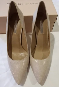 BCBGWHITE SNAKE 9M 4"Heels "OSLO" PUMPS FABRIC POINTY CLOSED TOE - Picture 1 of 9