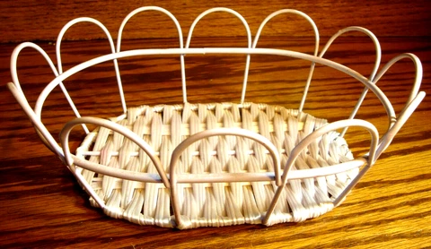 Small Oval Metal & Plastic Weave Basket~Vanity Decor/Gift Tray~Mom's Day     651 Cover