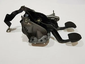 CITROEN C3 2018 GENUINE MANUAL CLUTCH & BRAKE PEDAL ASSEMBLY 2016-ON - Picture 1 of 8
