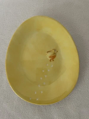 Plato en forma de huevo Williams Sonoma con huellas de pollito y pie Foto 1 de 4