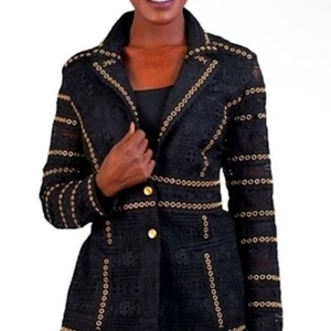 Chaqueta ojal BEREK para mujer pequeña negra de encaje tachonado dorado solapa con muescas - Imagen 1 de 7