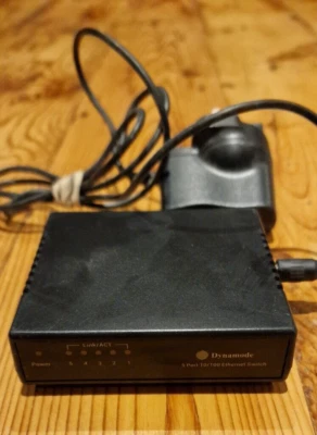 Dynamode 5 port switch 10/100 - Image 1 of 2
