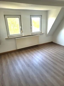 helle 2 Zi-Whg., Küche, Bad, Flur, Nebenr. zu vermieten. Dachgeschoss, 43 qm - Bild 1 von 3