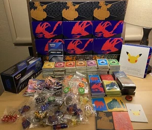 RIESIGES Pokemon Bulk Plus Lot - ETB Sleeves, Teiler, Münzen, Würfelkarten und mehr! - Bild 1 von 12
