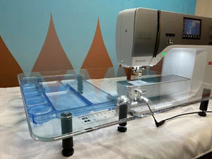 Tavolo da cucire stabile per Bernina 770QE (NUOVO Serie 7) con Reg. punti Taglio - Foto 1 di 5