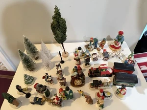 Lote de figuras de pueblo de Navidad árboles tren gente y accesorios mixtos usados - Imagen 1 de 6