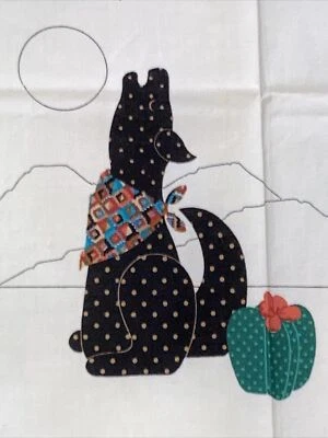 Almohada Coyote Suroeste Corte N Costura Cranston De Colección Negra con Pañuelo y Cactus Foto 1 de 4