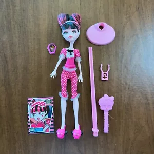 2011 MATTEL MONSTER HIGH DEAD TIRED DRACULAURA DOLL 100% COMPLETE MT- - Picture 1 of 4