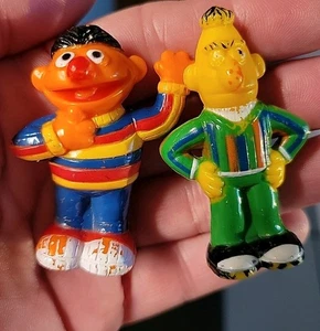 Figuras de plástico de 2 pulgadas de colección de Ernie y Bert Sesame Street Muppets CBS Hong Kong - Imagen 1 de 5