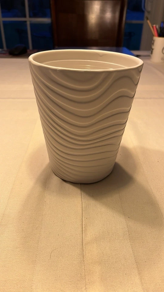 Vaso de cerâmica branco texturizado padrão onda - Imagem 1 de 4