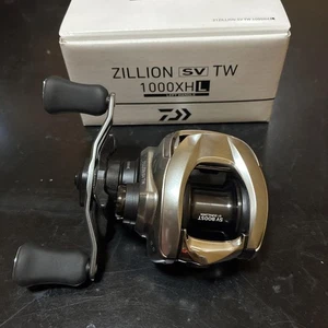 Carrete de baitcasting izquierdo Daiwa Zillion SV TW 1000XHL 8,5:1 alta marcha, 2BB nuevo - Imagen 1 de 5
