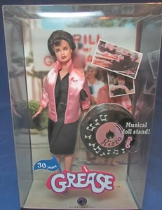 Grease 30 Años - Muñeca Rizzo - Etiqueta Rosa - Soporte para Muñeca Musical - NRFB - #M0681 - - Imagen 1 de 8