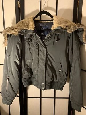 Usado en Excelente Condición American Eagle Outfitters Abrigo Recortado con Capucha de Piel Sintética Dividida Verde Grisáceo Foto 1 de 4