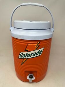 GATORADE Rubbermaid 2 Gallon Drink Dispenser Cooler Jug w/ Spout Spigot & Handle