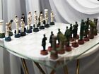 Ensemble d'échecs coloré militaire américain soldats de l'armée américaine vs marins de la marine avec planche