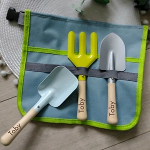 Juego de herramientas de jardín personalizadas para niños con delantal, regalo de jardín grabado, pala, tenedor - Imagen 1 de 6