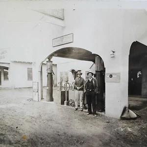 Foto anni 1900-1920 Triangolo Pneumatici Co Tasso Vendita Pneumatici Pompe Gas Lumber Co. 3 Uomo - Foto 1 di 4