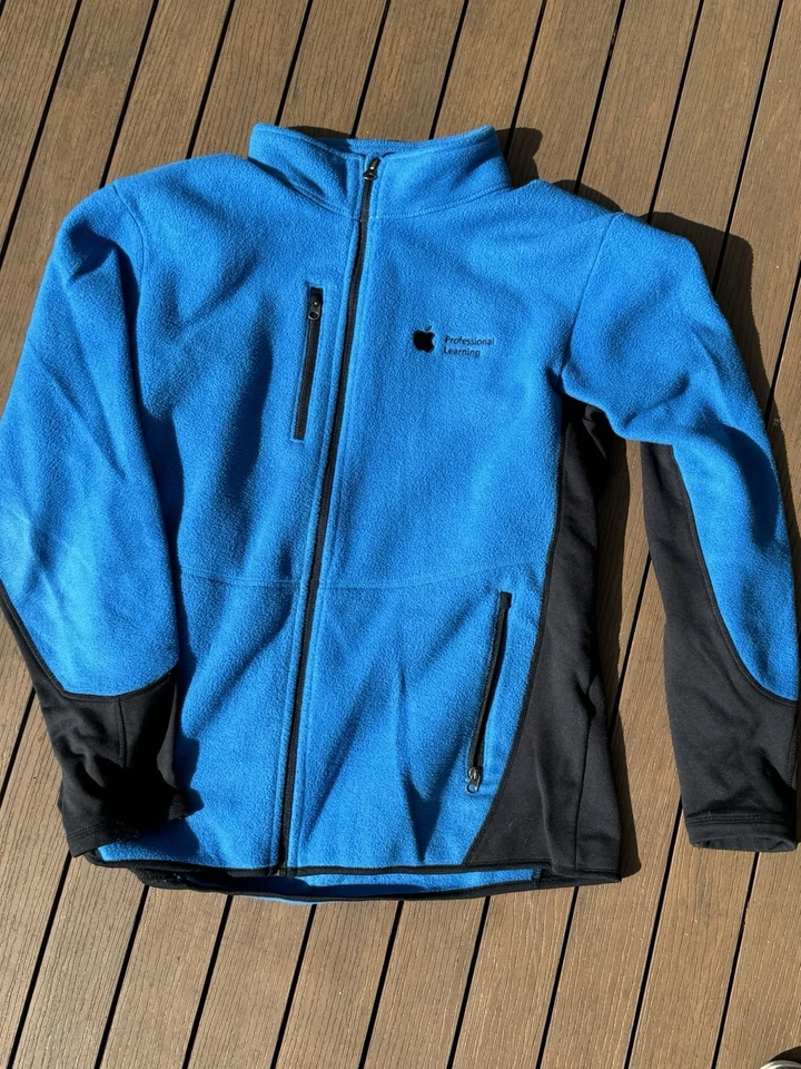 Флис и жилет Apple для профессионального обучения и развития корпоративного выпуска большого размера - Изображение 1 из 4