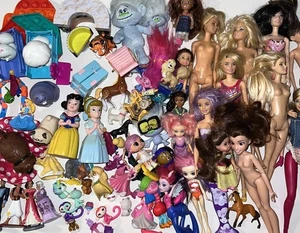 Spielzeug gemischt riesiges Konvolut 77 Spielzeuge verschiedene Disney Barbie Trolle über 6 Pfund - Bild 1 von 7