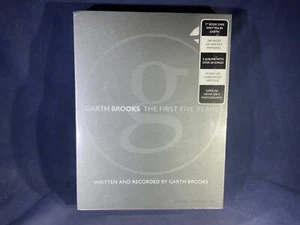O7-54 GARTH BROOKS The First 5 years -5 CD SET W/ BOOK & PICTURES SEALED COUNTRY - Imagen 1 de 8