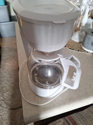 Cafetera Mainstays de 12 tazas - blanca Foto 1 de 3