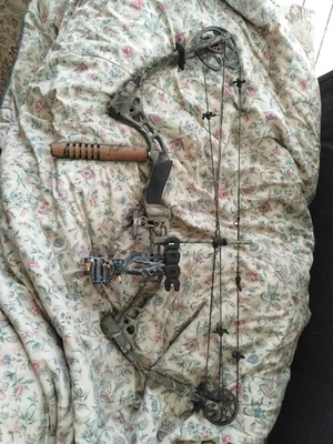 Diamond The Rock Compound Bow RH 70lb Draw Illuminated Sight, counterweight, A++ - Image 1 of 4