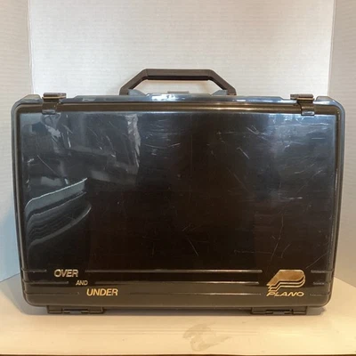 Caja de aparejos de pesca vintage Plano por encima y por debajo negra gris Foto 1 de 4